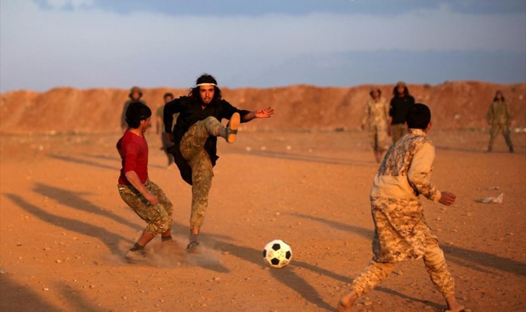 Σύροι αντάρτες παίζουν ποδόσφαιρο στην πόλη Αλ Ράι, στα βόρεια της χώρας - Picture:REUTERS / KHALIL ASHAWI 