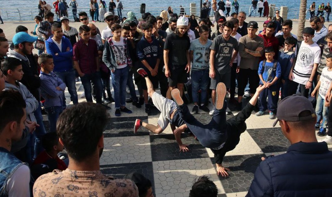 Λιβανέζοι και Σύριοι νέοι χορεύουν μπροστά στην Μεσόγειο – Φωτογραφία AP Photo