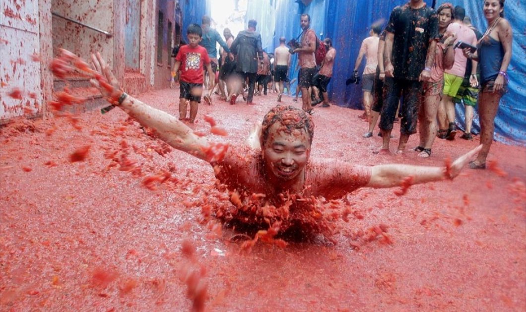 Ο παραδοσιακός τοματοπόλεμος, γνωστός ως «Tomatina», που διεξάγεται στην πόλη Μπουνιόλ της Ισπανίας - Φωτογραφία: REUTERS / HEINO KALIS