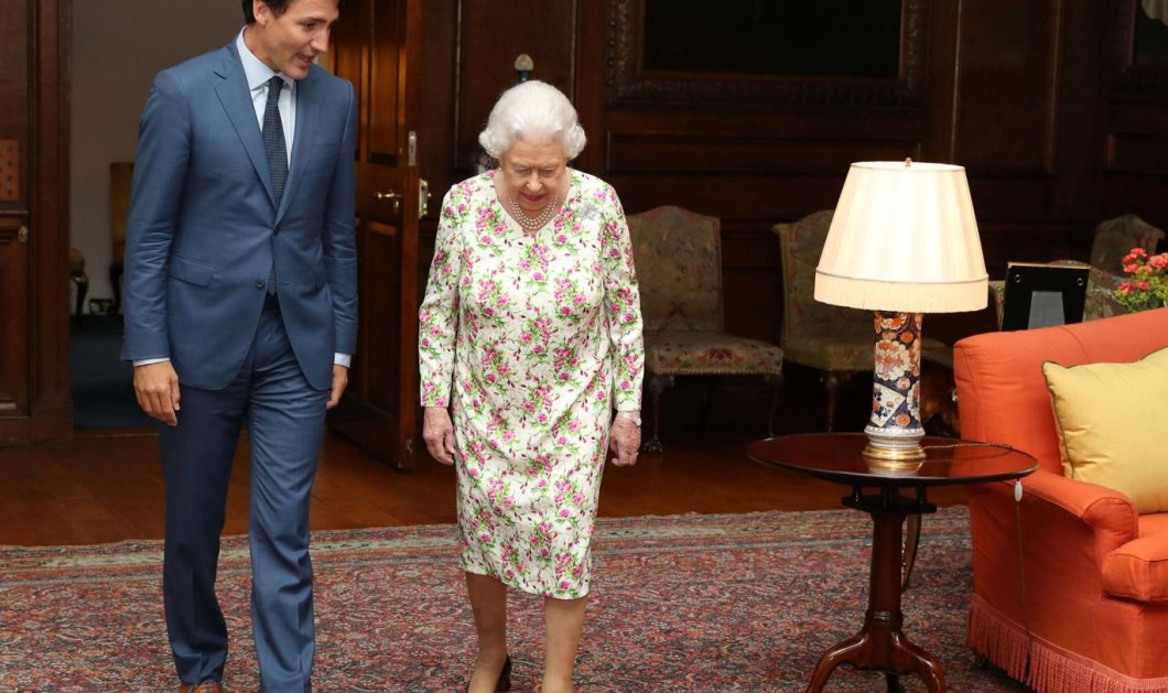 Ο Justin Trudeau συναντά τη βασίλισσα Ελισάβετ και την κάνει να γελάει με αστείο - Φωτογραφία: independent.co.uk