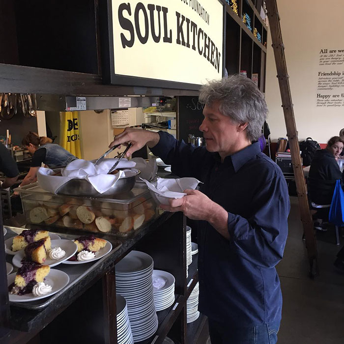 O Jon Bon Jovi άνοιξε δύο εστιατόρια για τους φτωχούς: Εδώ τρώνε δωρεάν  όσοι έχουν ανάγκη & εκείνος πολλές φορές τους σερβίρει! | eirinika.gr