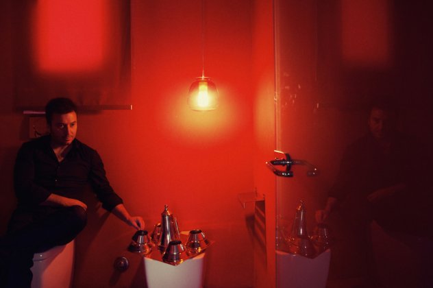Σπύρος Κοντάκης: ο Έλληνας designer που σχεδίασε την τσαγιέρα με την οποία ποζάρουν οι σταρς του Χόλυγουντ - προσεχώς εκθέτει τα έργα του στο Παρίσι & ζει σε loft της Πλατείας Κοτζιά! (Φωτό)! - Κυρίως Φωτογραφία - Gallery - Video