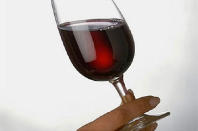 Υπάρχει σωστός τρόπος στο πως κρατάμε το ποτήρι του κρασιού? Ναι, και είναι από το πόδι και όχι από τον κορμό!  - Κυρίως Φωτογραφία - Gallery - Video