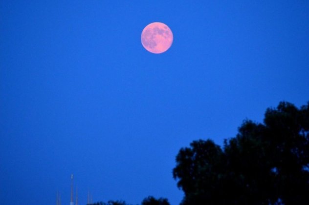 Απόψε το σπάνιο Αυγουστιάτικο φεγγάρι έχει 4 ονόματα: κόκκινη πανσέληνος, πανσέληνος του πράσινου καλαμποκιού, των καρπών (καρπερή) και των ψαριών ...  - Κυρίως Φωτογραφία - Gallery - Video
