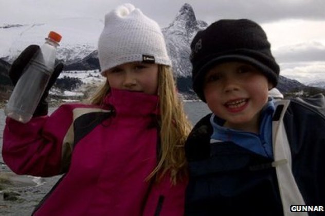 Μια ωραία ιστορία για να χαλαρώσετε: Δύο παιδιά στη Νορβηγία βρήκαν ένα μπουκάλι που είχε σταλεί πριν από 17 χρόνια και ταξίδεψε 1.300 χιλιόμετρα! - Κυρίως Φωτογραφία - Gallery - Video