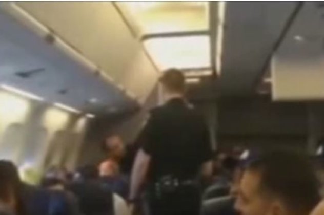 Αεροπλάνο στις ΗΠΑ έκανε αναγκαστική προσγείωση γιατί μια επιβάτης δεν σταματούσε να τραγουδάει! Την συνέλαβαν οι αστυνομικοί! (βίντεο) - Κυρίως Φωτογραφία - Gallery - Video