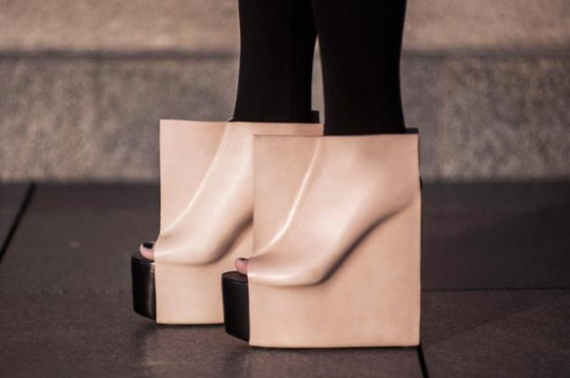Παγκόσμια «πρεμιέρα» για τα πρώτα τετράγωνα παπούτσια στον κόσμο που εφαρμόζουν απολύτως στα πέλματα- Πρώτο βραβείο design για τα ογκώδη peep- toe- Πως σας φαίνονται ; (φωτό) - Κυρίως Φωτογραφία - Gallery - Video