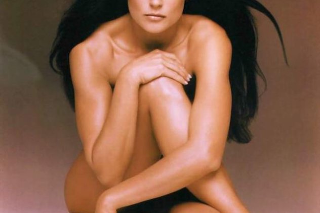 Έγκυος, γυμνή, ξυρισμένη, γουλί, με βαμμένο το τέλειο σώμα της - Ιδού οι φωτό της Demi Moore που έγραψαν ιστορία στο Hollywood - Σήμερα γίνεται 52 και δείχνει να ξέχασε τον μεγάλο της έρωτα A. Cutcher - Κυρίως Φωτογραφία - Gallery - Video