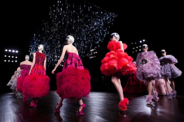 Η θεατρικότητα στα ρούχα του Alexander McQueen συνεχίζεται παρά την ''αναχώρηση'' του ίδιου - Κυρίως Φωτογραφία - Gallery - Video