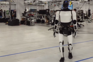 Έλον Μασκ, τρέλανέ μας με το ρομπότ σου: Δείτε βίντεο με τον Optimus να κάνει βόλτα στο εργαστήριο - Σε μία μέρα το είδαν 79 εκατ. φορές