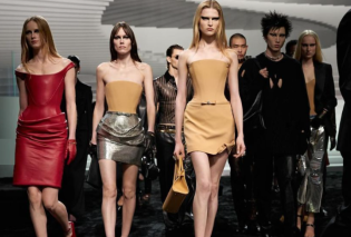  Εβδομάδα μόδας στο Μιλάνο: Η Donatella Versace έκανε ξανά το θαύμα της! – Αισθησιακές διαφάνειες, sexy φορέματα και αυστηρά κουστούμια (φωτό & βίντεο)