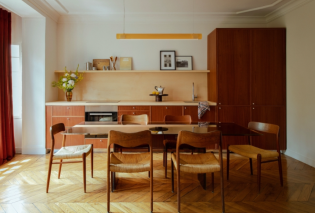 Παριζιάνικο διαμέρισμα με vintage aesthetic – Ρομαντικός φωτισμός, απλότητα στα έπιπλα & έντονα χρώματα – Τα έχει όλα! (φωτό & βίντεο)