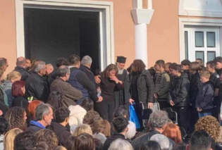 Λύγισε η μητέρα στην κηδεία του γιού της, στην Αλεξανδρούπολη: Η μοιραία selfie που οδήγησε τον 15χρονο Γιάννη στον θάνατο - Μία μέρα μετά τα γενέθλιά του (φωτό & βίντεο)