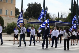 Δείτε φωτογραφίες από την μαθητική παρέλαση στην Αθήνα – 230 σχολεία συμμετείχαν – Στο ρυθμό εν-δυό, εν-δυό εντυπωσίασαν οι νέοι, φορώντας τις στολές τους 
