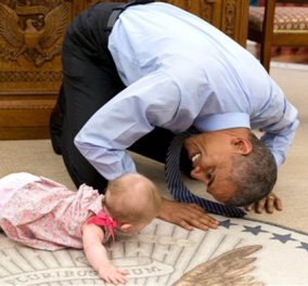 Ο Μπαράκ Ομπάμα έγινε νήπιο και μπουσουλάει πλάι στο όμορφο μωρό που θα δείτε εδώ! (φωτό & βίντεο)