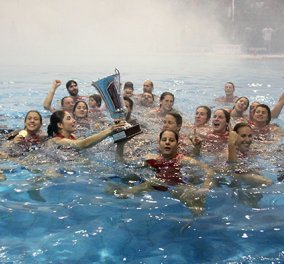 Πρωταθλήτριες Ευρώπης! Η ομάδα πόλο γυναικών του Ολυμπιακού, οι κόκκινες Top Women διέλυσαν με 10-9 την πανίσχυρη Σαμπαντέλ! - Κυρίως Φωτογραφία - Gallery - Video
