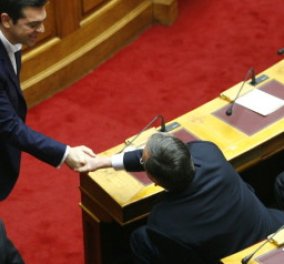 Τσίπρας Vs Σαμαράς: Και η κόντρα συνεχίζεται - Δεν σηκώθηκε ο αρχηγός της Ν.Δ στον χαιρετισμό του Πρωθυπουργό! (Φωτό)