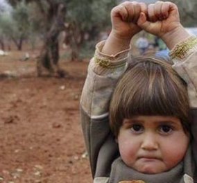 Story: Το κοριτσάκι από τη Συρία που μπέρδεψε την κάμερα με όπλο και «παραδόθηκε» - Το hastag #Surrended που έγινε viral!