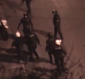 Βίντεο: Αστυνομικοί δέρνουν νεαρό έξω από το Πολυτεχνείο, μετά την προσαγωγή του!