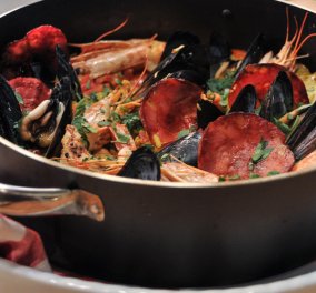 Πεντανόστιμη Paella από την... καρδιά της Ισπανίας μας προτείνει ο ωραίος μας σεφ Άκης Πετετζίκης - Κυρίως Φωτογραφία - Gallery - Video