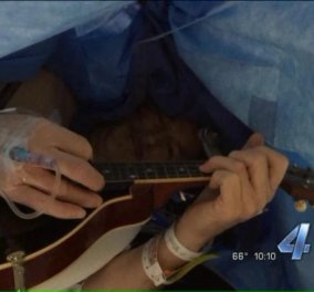 Ασύλληπτο βίντεο: Παίζει μαντολίνο ενώ ο χειρούργος του αφαιρεί τον καρκίνο από τον εγκέφαλο 
