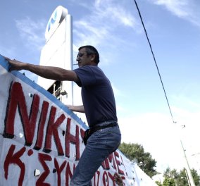 Αγκαλιές, κλάμματα και ελληνικές σημαίες από τους πρώην εργαζόμενους της ΕΡΤ  - Κυρίως Φωτογραφία - Gallery - Video