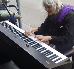 Τοpwoman η Νάταλι Τρέιλινγκ - Η 80χρονη άστεγη παίζει πιάνο στους δρόμους της Μελβούρνης εντυπωσιάζοντας όσους περνούν από κοντά της! (βίντεο)