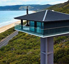 Pole House - Το σπίτι κοστίζει 3.500 δολ την εβδομάδα - Αιωρούμενο 40 μέτρα πάνω από λευκή άμμο στην Αυστραλία! (φωτό)