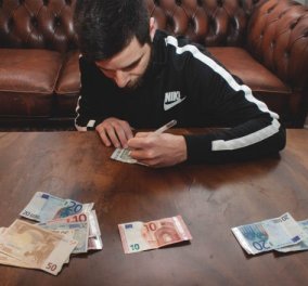 Εσάς, σας πάει καρδιά; Ο Στέφανος Ανδρεάδης κάνει τα χαρτονομίσματα καμβά για την τέχνη του και μετά τα… ξοδεύει! (φωτό) - Κυρίως Φωτογραφία - Gallery - Video