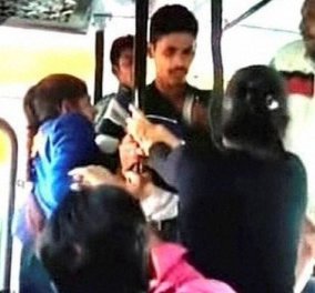 Βίντεο: Αγανακτισμένες μικρές Ινδές δέρνουν με τις ζώνες τους νεαρούς που τις παρενοχλούν σεξουαλικά! 