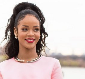 Rihanna: Με ροζ φουστανάκι, χαμηλοβλεπούσα, η πρώτη μαύρη πρέσβειρα που επέλεξε ο Οίκος Dior