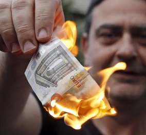 Διαδηλωτές έκαψαν 5ευρα έξω από τα γραφεία της Ε.Ε.- Ζητησαν διαφραφη χρέους, εξοδο από το ευρώ