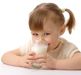 «Αν δεν πιεις γάλα, δεν θα αποκτήσεις γερά κόκαλα»: All time classic μύθος ''της μαμάς'' ή αλήθεια;