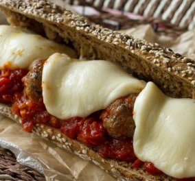 Ο Άκης Πετρετζίκης δημιουργεί το πιο λαχταριστό meatball sandwich - Μια λιχουδιά για όλες τις ώρες της ημέρας
