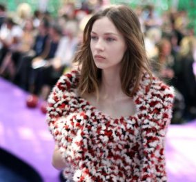  Απίθανο βίντεο μόδας: Ο Dior έδειξε καταπληκτικά ρούχα σ' ένα παραδεισένιο κήπο στο Παρίσι   