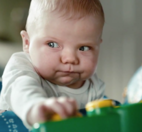 Smileeee: τα μωρά ξεκαρδίζονται κι εσείς μαζί τους, την ώρα που βάζουν τα pampers τους - Κυρίως Φωτογραφία - Gallery - Video