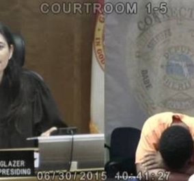 Δικαστής & κατηγορούμενος αντιλαμβάνονται πως υπήρξαν συμμαθητές-Δείτε το βίντεο