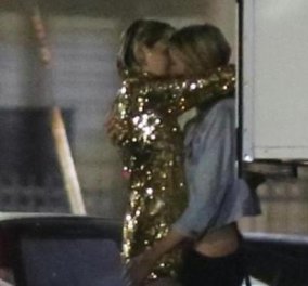 Τα καυτά φιλιά της Miley Cyrus on camera με το σούπερ σέξι αγγελάκι της Victoria's Secret - Κυρίως Φωτογραφία - Gallery - Video