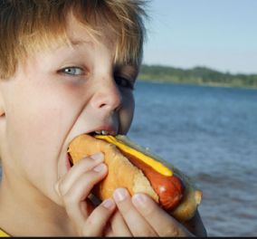 Κρατιέμαι από τα γέλια με το βιντεάκι του μπόμπιρα που τρώει hotdog & τα κάνει μαντάρα