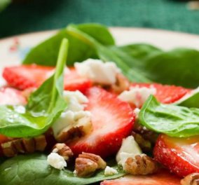 Μοντέρνα & Δροσερή – Η σαλάτα με σπανάκι, μαρούλι φριζέ και φράουλες - Κυρίως Φωτογραφία - Gallery - Video