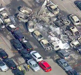 Βίντεο: Τραγωδία με αεροπλάνο που έπεσε πάνω σε παρκαρισμένα αυτοκίνητα - Τέσσερις νεκροί  