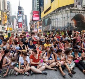 Γέμισε με θηλάζουσες μητέρες η Times Square της Ν. Υόρκης (φωτογραφίες) 