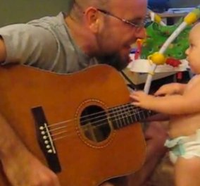 O μπαμπάς παίζει ένα τραγούδι των Bon Jovi και τότε ανακαλύπτει το κρυμμένο ταλέντο της 8 μηνών κόρης του!  
