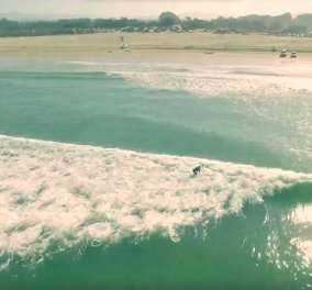 Ο Ντάστιν έσωσε τη ζωή surfers όταν διαπίστωσε από το Drone ότι δίπλα τους κολυμπούσαν δύο καρχαρίες  