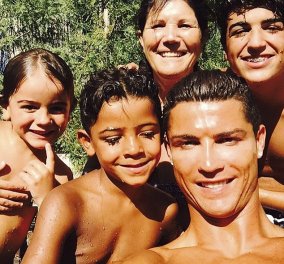Παρέα με την μαμά και τον γιο του ο Cristiano Ronaldo: Μοιάζουν σαν δυο σταγόνες νερό, ο διάσημος μπαμπάς με τον Cristiano Jr. - Κυρίως Φωτογραφία - Gallery - Video