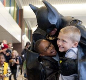 Τραγικό τέλος για τον ''Batman'': Σκοτώθηκε σε τροχαίο - Επισκεπτόταν άρρωστα παιδιά & πρόσφερε χρήματα - Κυρίως Φωτογραφία - Gallery - Video