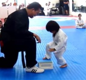 Βίντεο:  Χαριτωμένο αγοράκι προσπαθεί να σπάσει ένα κομματάκι σανίδας στο Taekwondo και μας φτιάχνει την διάθεση