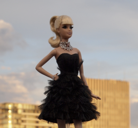 Η πιο ακριβή κούκλα Barbie πουλήθηκε σε δημοπρασία για $ 300.000 - Φοράει διαμαντένιο κολιέ   - Κυρίως Φωτογραφία - Gallery - Video