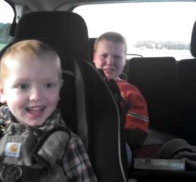 Βίντεο: Άλλο  κλαίει γοερά άλλο γελάει μαθαίνοντας ότι η μαμά είναι πάλι έγκυος & 4ο αδελφάκι έρχεται 