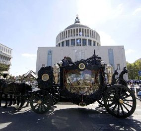 Δείτε φώτο - βίντεο από την χλιδάτη κηδεία αρχιμαφιόζου στην Ιταλία με άμαξες & ροδοπέταλα εξ ουρανού 